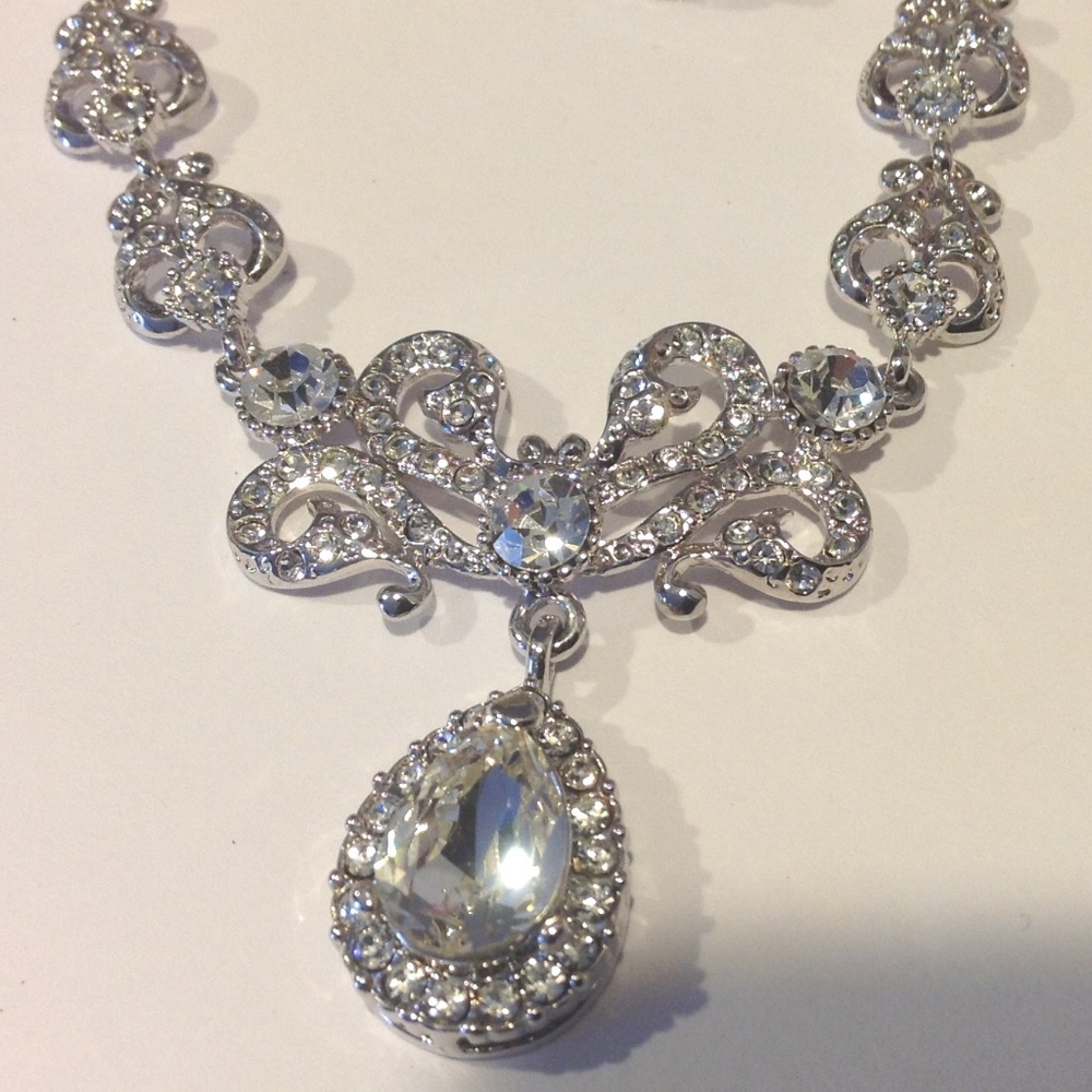 Exquisite Rhinestone Necklace & Earrings Set